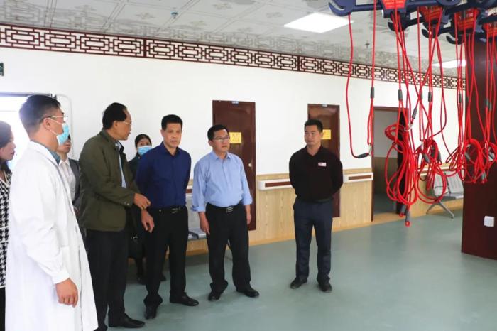 贺州市中医医院到威尼斯vns08866康复医学科考察交流