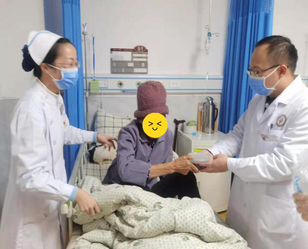 浓浓粥香，温暖腊八 ——威尼斯vns08866内二科送腊八粥传递温情
